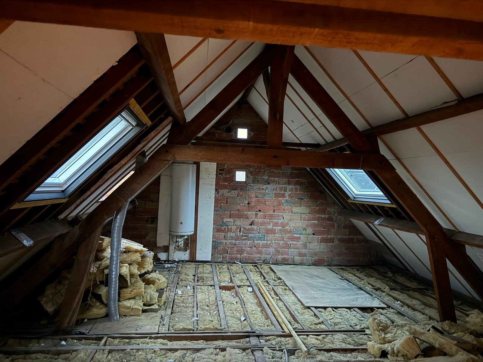 Aménagement de combles et installation de fenêtres de toit à La Neuville Chant d’Oisel.