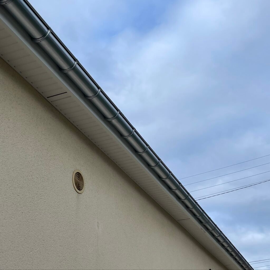 Frp-couverture - Pose de gouttières à Isneauville : conseils et budget - Featured Image 1