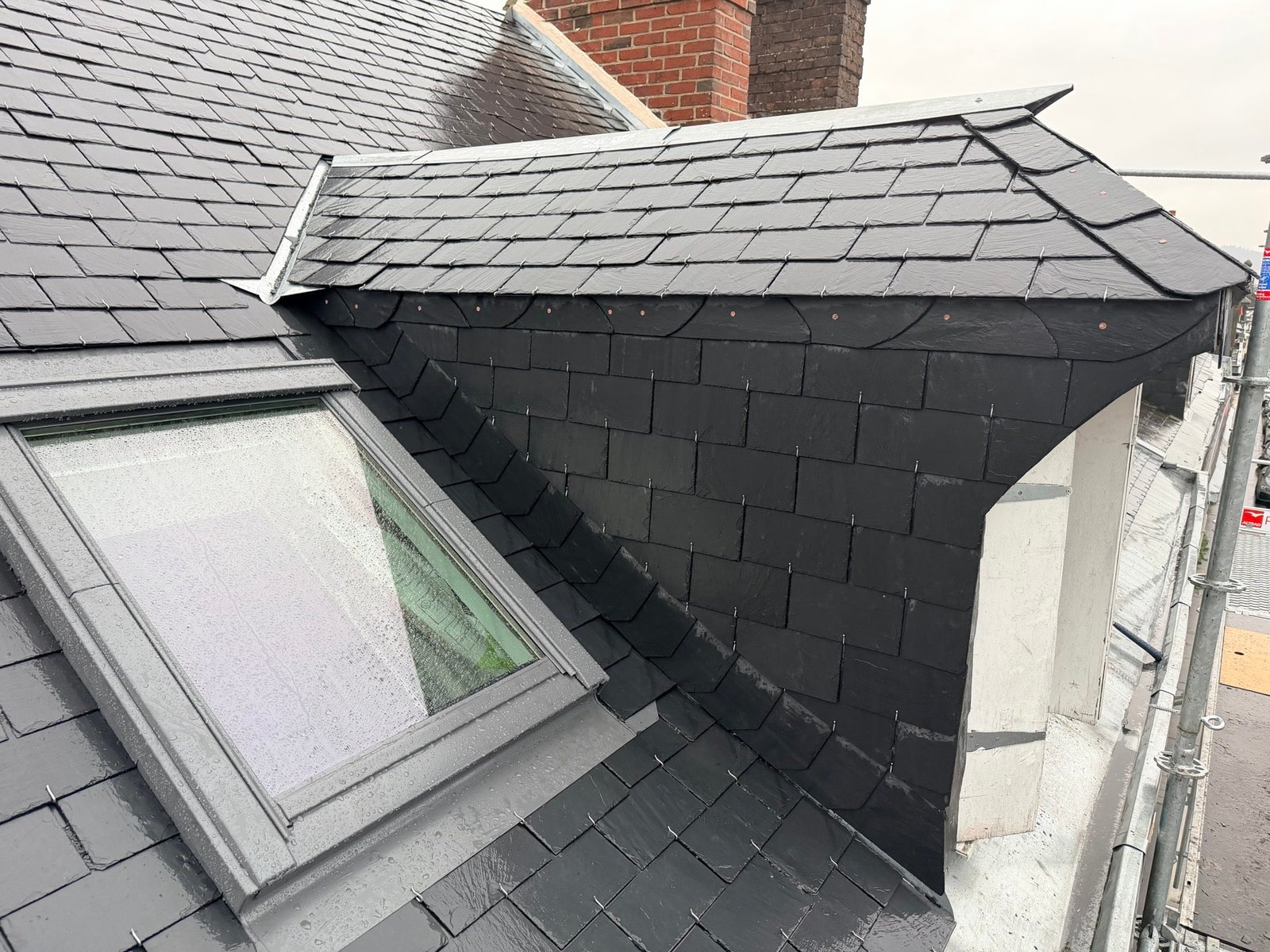 Installation de Velux et couverture en ardoise a Rouen