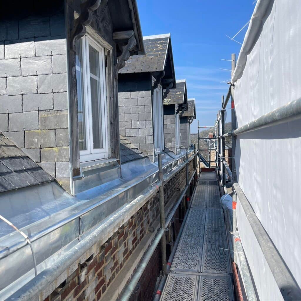 Rénovation de chêneau en zinc et joint de briques.