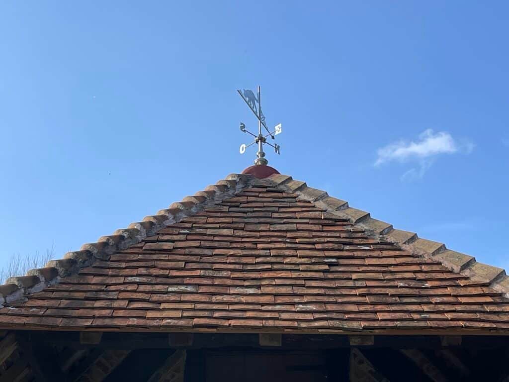 Rénovation d’un faîtage sur tuiles normandes à Neufchatel en bray